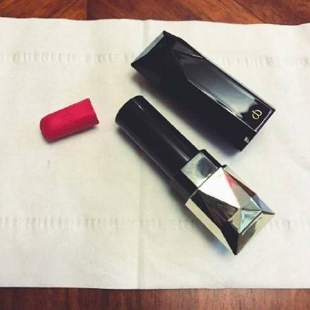 女生一不小心口红摔断了要怎么弄,女生口红弄断了怎么办