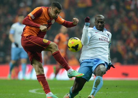 比赛临近结束时，客队球员获任意球机会，愤怒一脚远射，球进了！