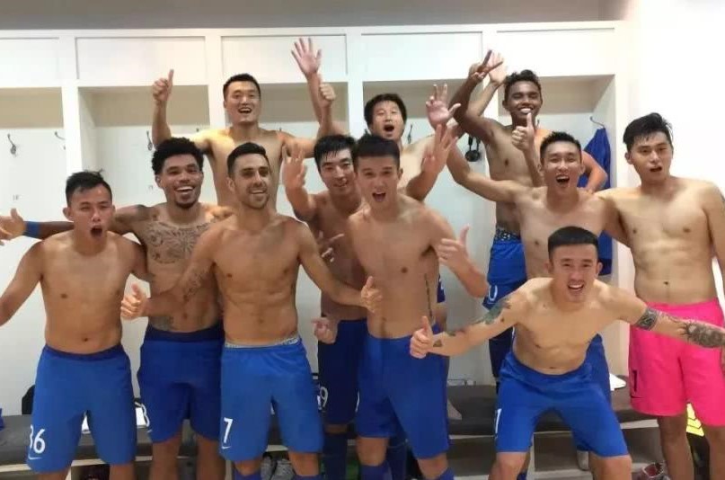 足球运动员上场前的更衣室,足球球员更衣室场景