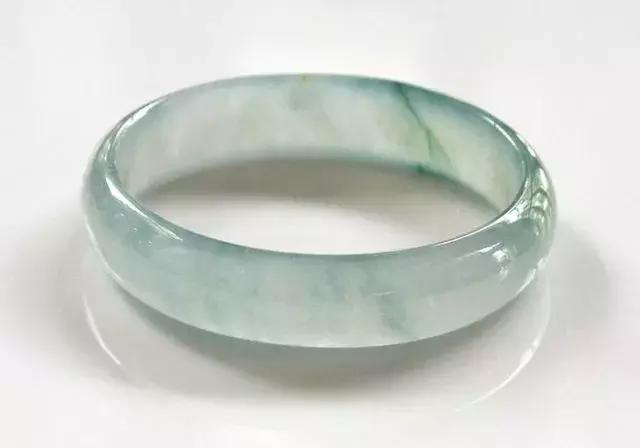 看看你手镯戴对了吗,翡翠手镯要怎么戴才是最合适的