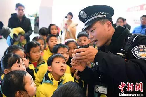 “不听话让警察把你抓走……”再这样吓孩子，你肯定会后悔！