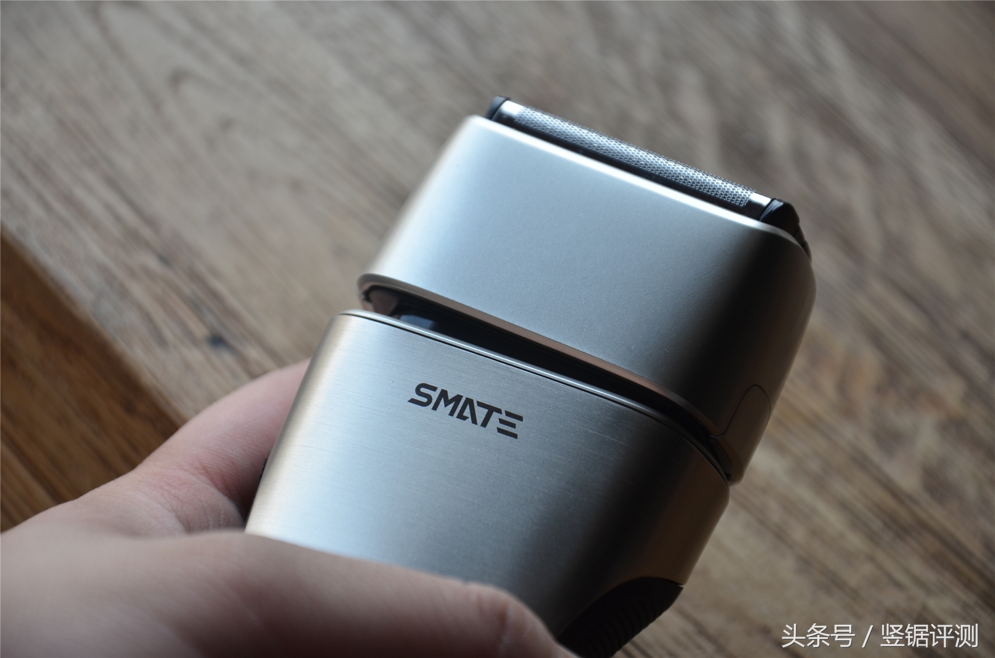 小米须眉四刀头剃须刀测评视频,剃须刀精钢和安来钢哪个好