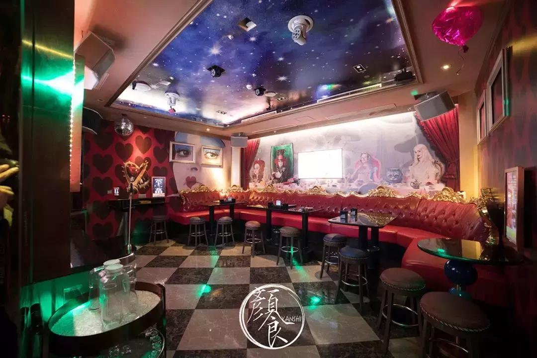 我在「纯K」中见到同一个姑娘，五次