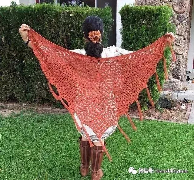 听说妈妈带着毛线披肩出游，画风是这样的……