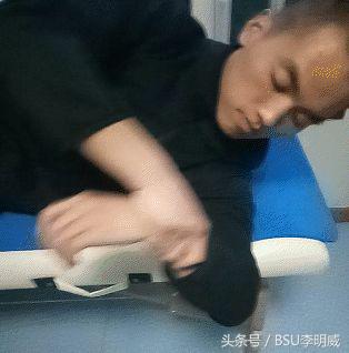 肩关节撞击症如何引起的,肩关节弹响撞击三个动作康复