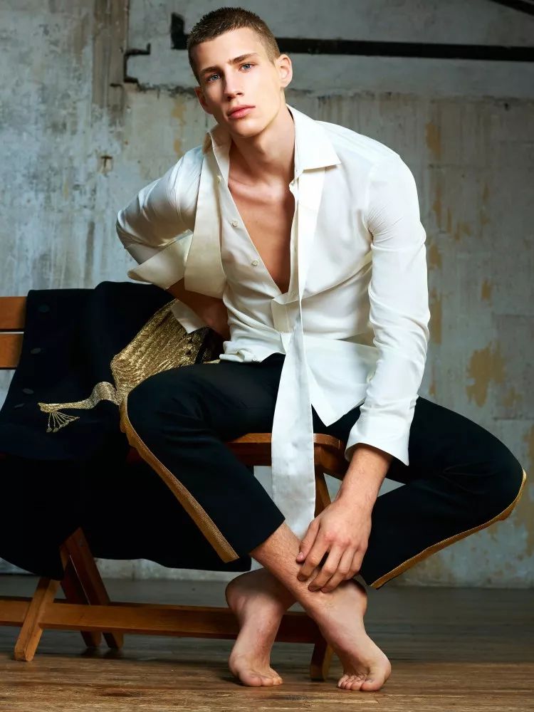 专门拍广告的男网红,专拍侧脸的男网红