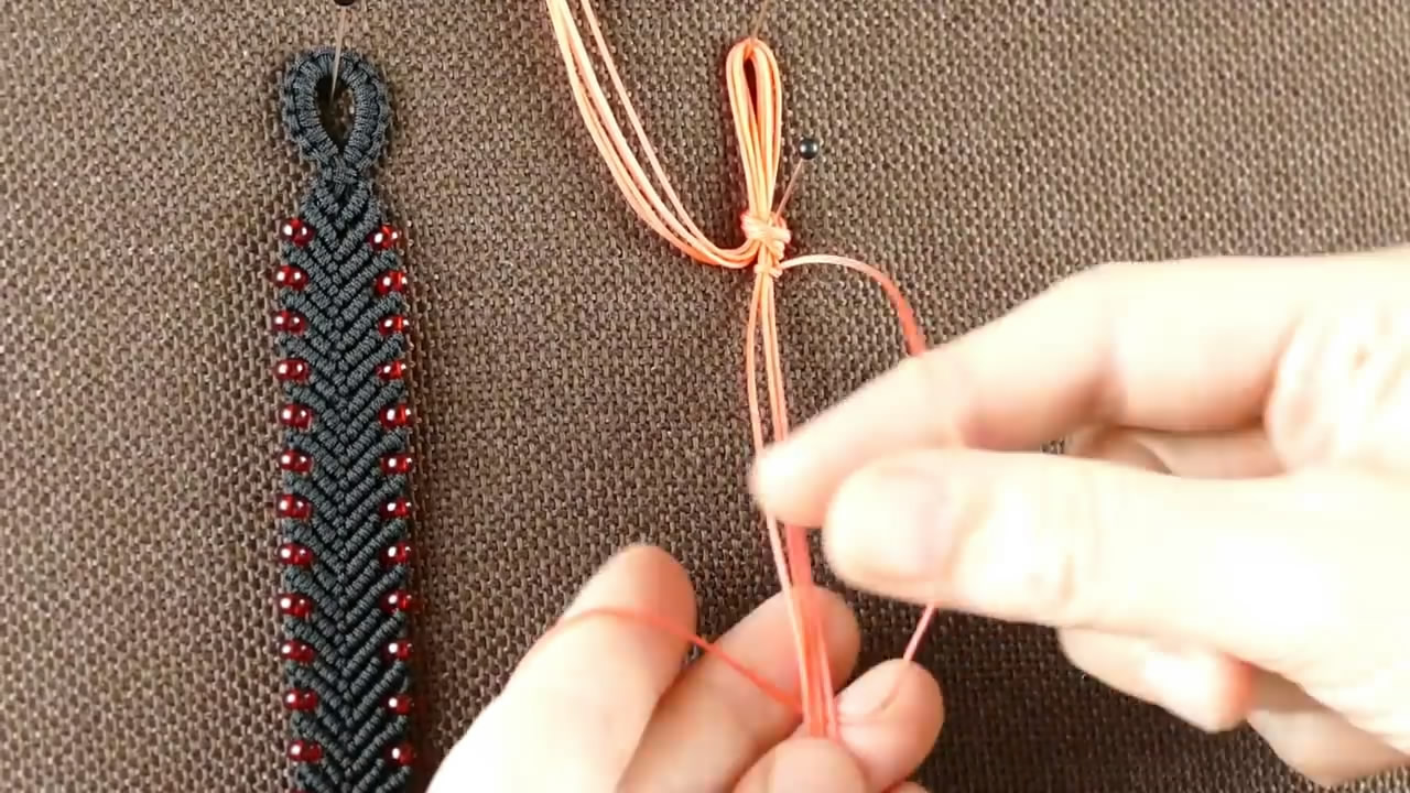 金刚结串珠手链编织教程,粉色水晶串珠手链编织教程