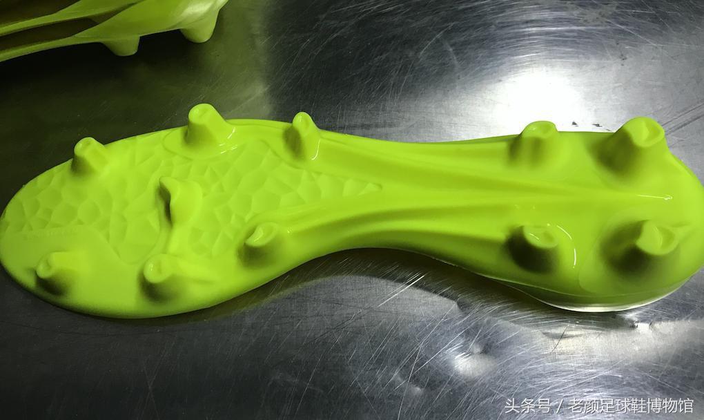 2002年的阿迪达斯鞋银色,阿迪达斯足球鞋哪一代最经典