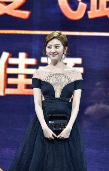 范冰冰一身黑裙,范冰冰一袭抹胸黑裙气质亮相