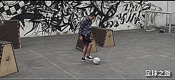 花式足球基础球感练习,脚面吸球