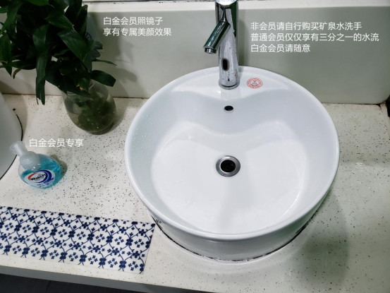 冒死闯进厕所*拍偷**，结果发现了......