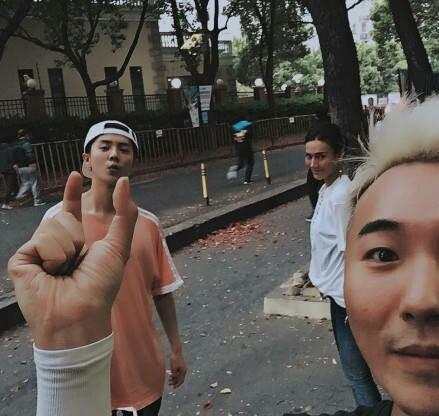 鹿晗被撩人,鹿晗被路人偶遇的视频