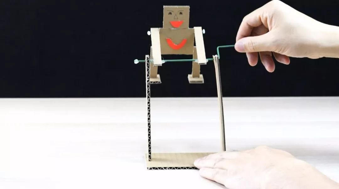 身材不是强项，动作马马虎虎，但单杠小子的滑稽劲特招人喜欢