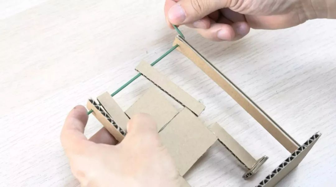 怎么用纸板制作电脑小子玩具,用纸板做的棍子玩具