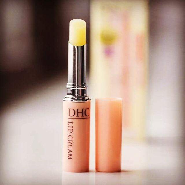 嘴唇经常干裂最好用哪种润唇膏,嘴唇干裂起皮用什么唇膏比较好