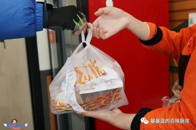 这家店用六星级面粉做凉皮配东北鸡架爆好吃,一般人还不让加盟…