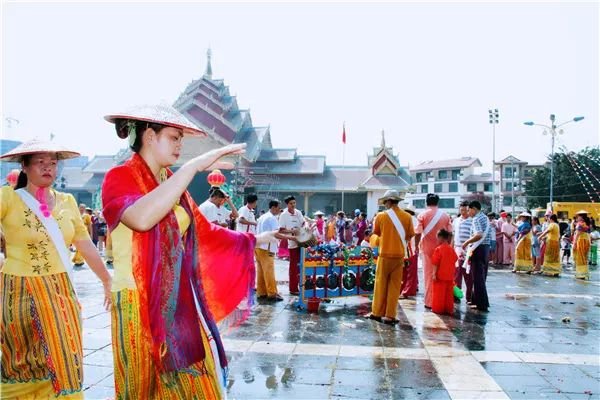 对不起！我要请假回家过泼水节，不然我们寨子要输了！