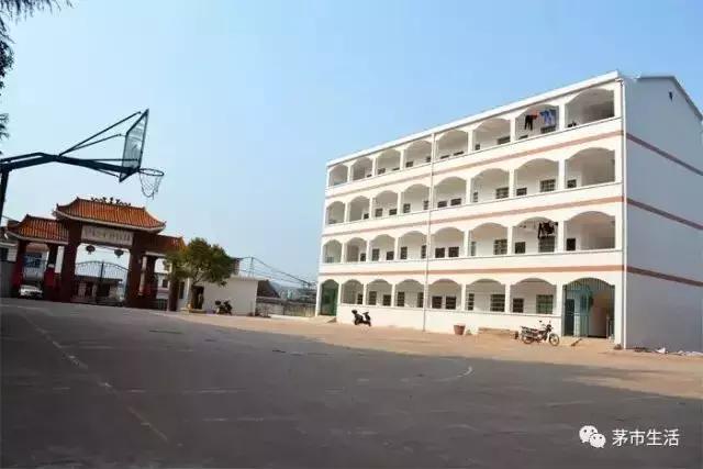 茅市附中岭上的铁塔/周小波