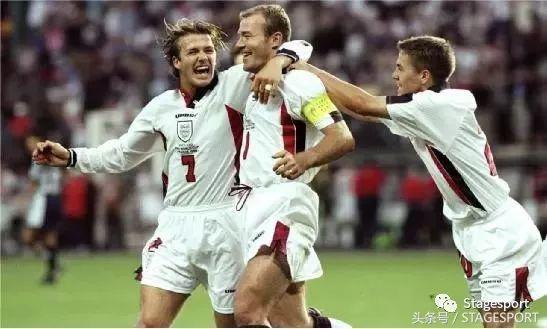 谁说打篮球就一定要穿好的球鞋,supreme白色足球衣