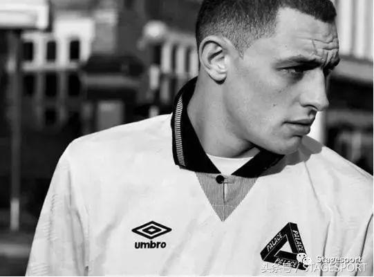 谁说打篮球就一定要穿好的球鞋,supreme白色足球衣