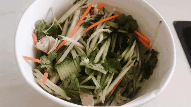 路边小摊的凉皮,街边的凉皮