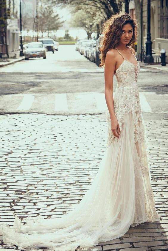 平胸女孩挑婚纱谨记3重点首选吊带款式，修饰比例丰满上围