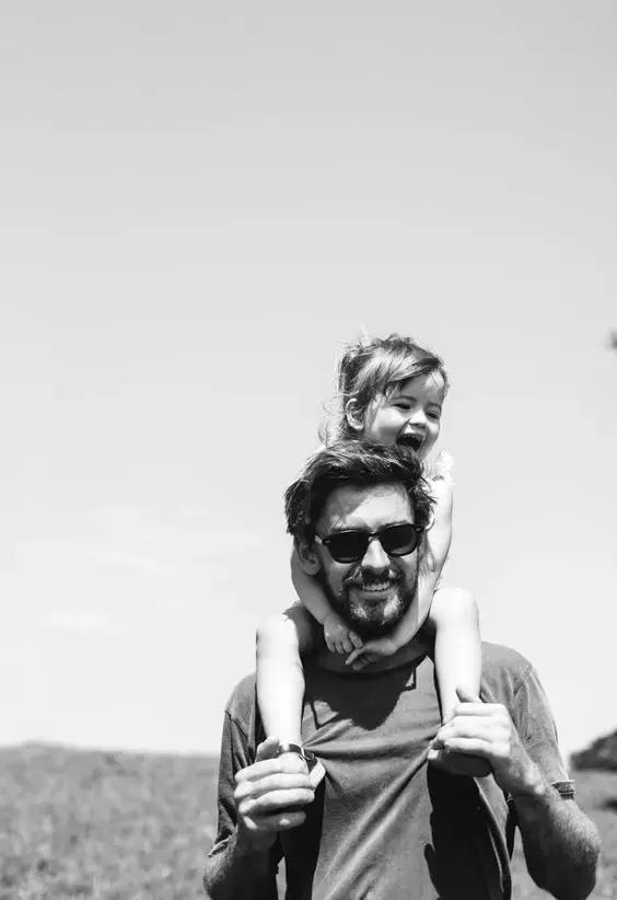 钱是欲望的载体,钱是物质的满足爱是精神的支柱