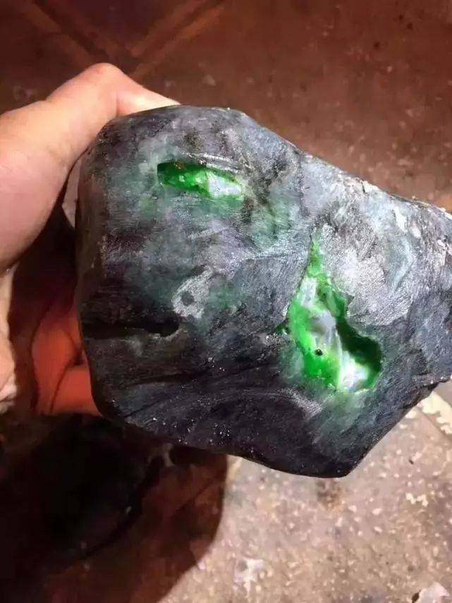 辨别原石真假最简单方法,原石怎么看真假鉴别方法