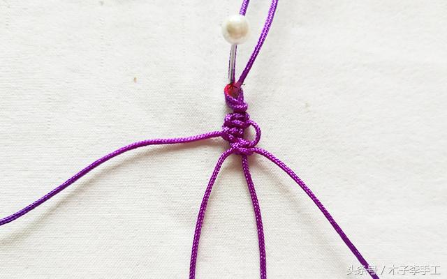 红绳手链比较简单的,用红绳亲自做可以拉伸的手链