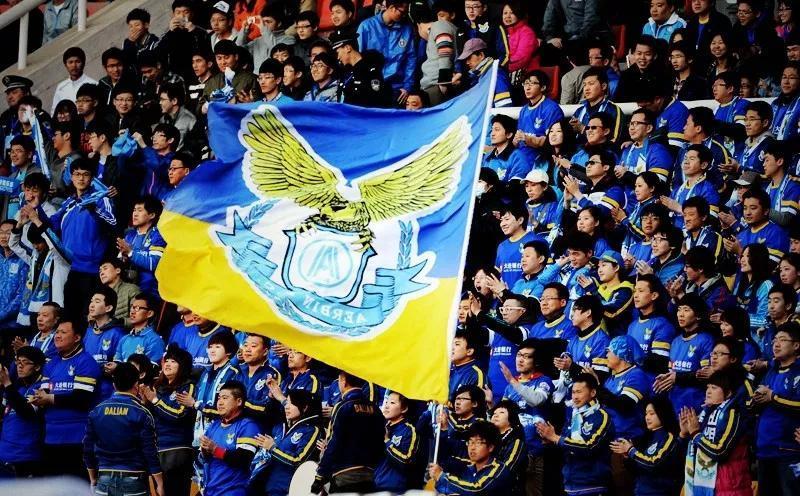 他是中国迈巴赫第一人,而且还对游艇情有独钟!