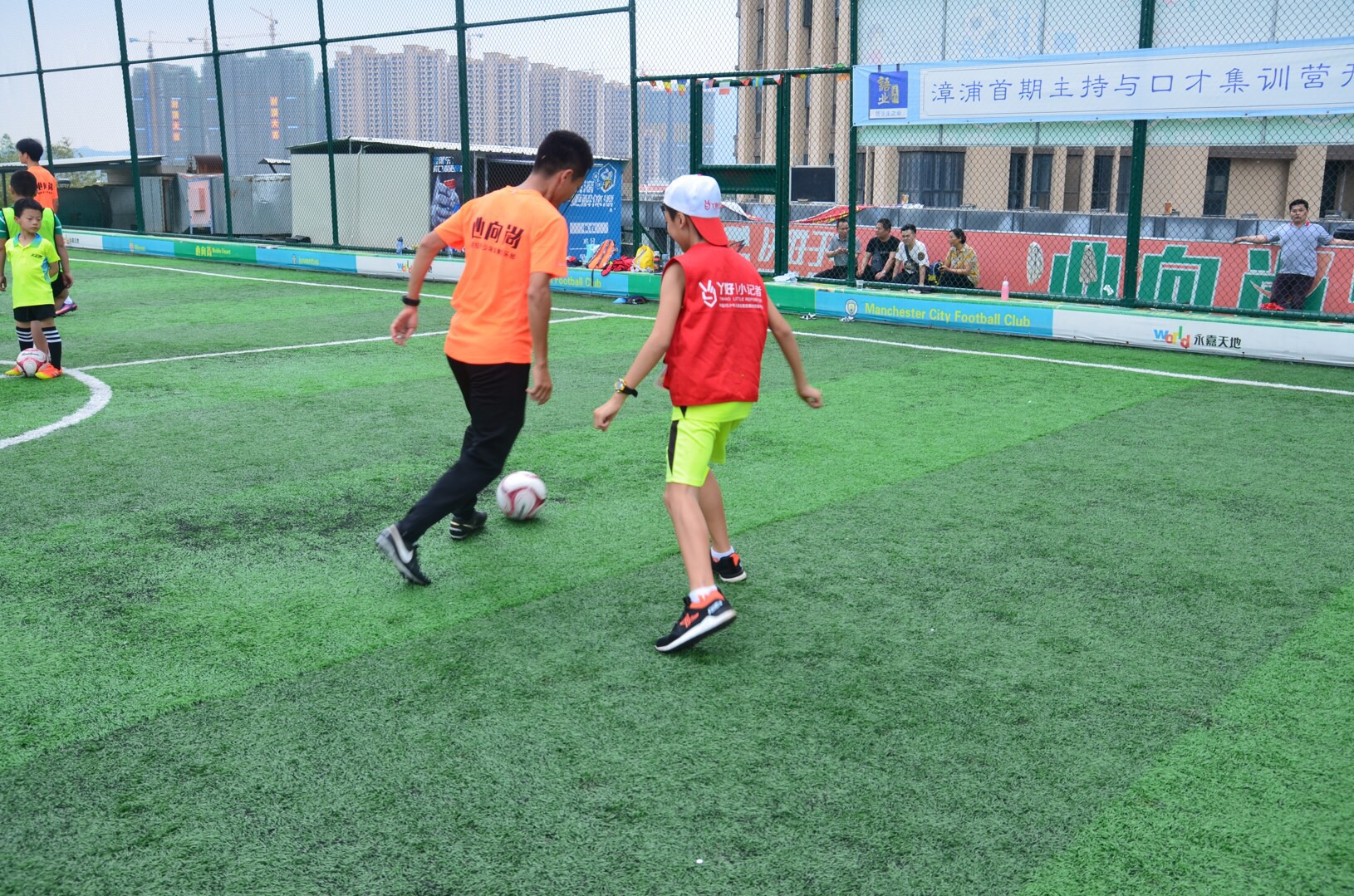 丫好小记者汗洒漳浦首家空中足球场，体验足球入门课！