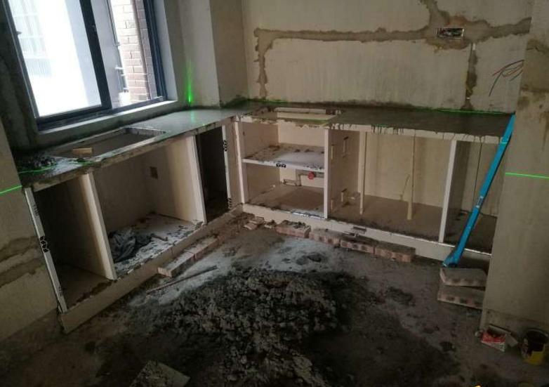 农村小伙做橱柜视频,穷小伙制作水泥砖