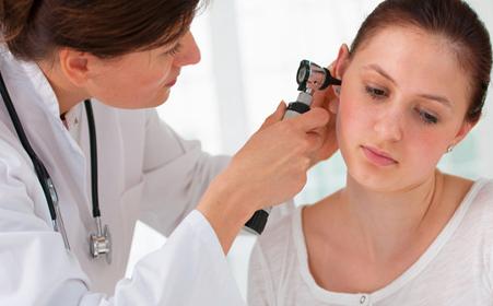 夫妻打架导致耳膜穿孔违法吗,打架致耳膜穿孔谁的责任