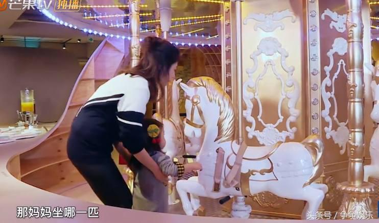 贾静雯带咘咘滑滑梯咘咘一脸懵,贾静雯晒疯狂游玩照咘咘一脸淡定