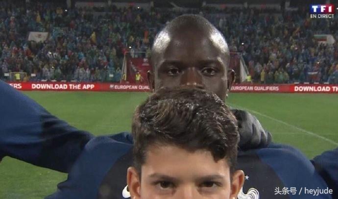 盘点足坛的矮个子球员,足坛球员与小球迷的感动瞬间