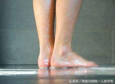一边洗澡一边尿尿，医生：女性要多做