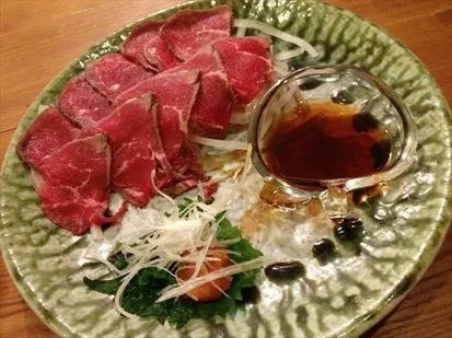 震惊！这群人竟然生吃鸡肉！