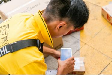 李荣争：要做有速度、有温度、有风度的苏宁快递员