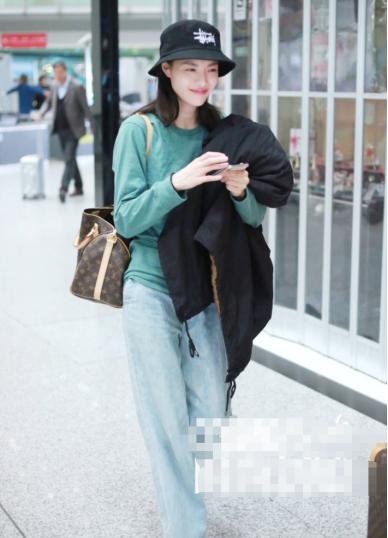 钟楚曦素颜芳华,芳华钟楚曦现身机场