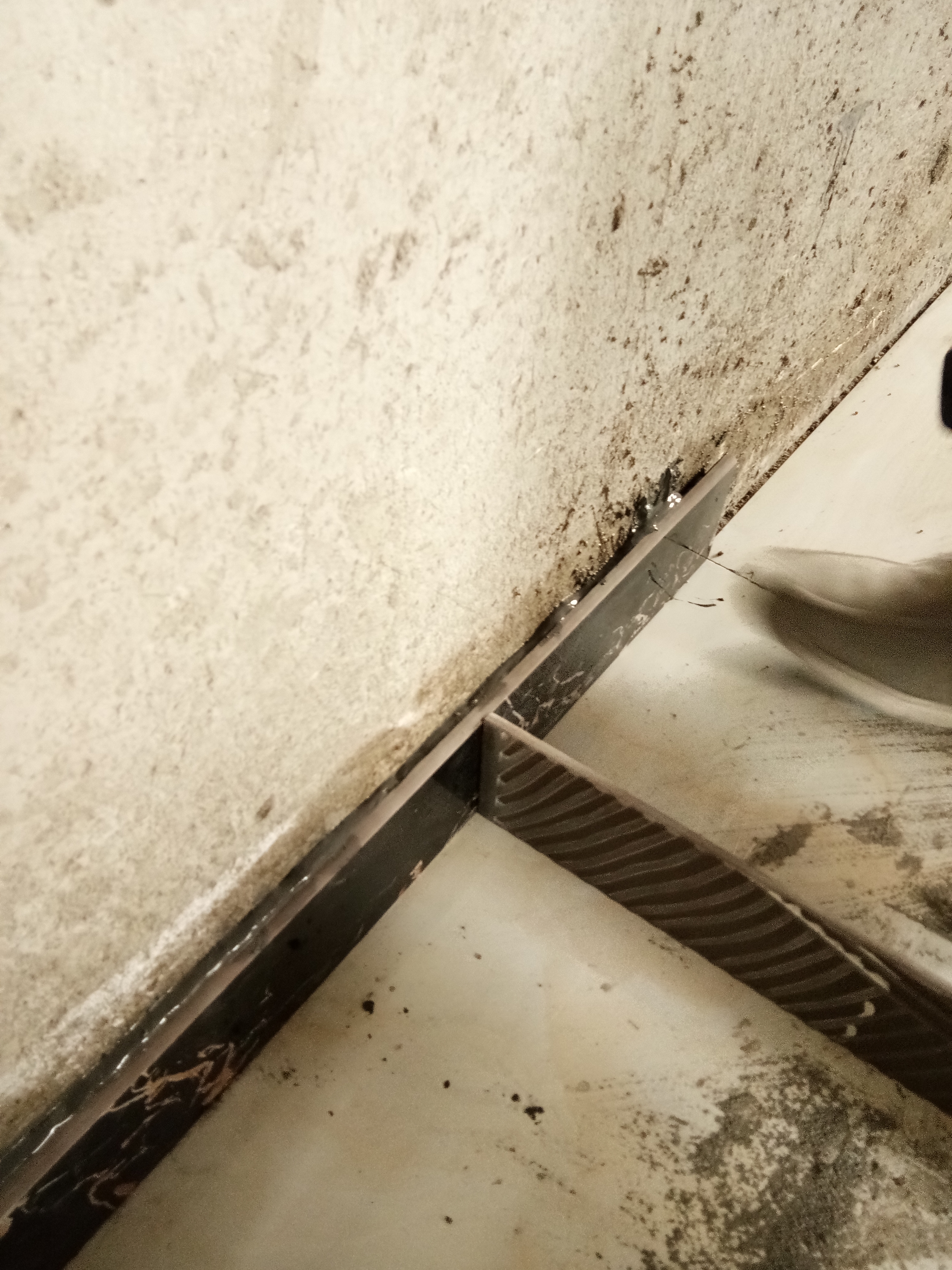 瓦工师傅说这样打灰不空鼓不翘砖,瓦工贴踢脚线要注意什么