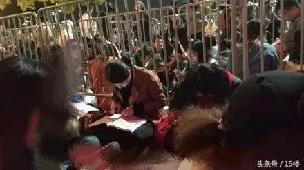 上海迪士尼爆满人挤人,上海迪士尼乐园实时排队人数