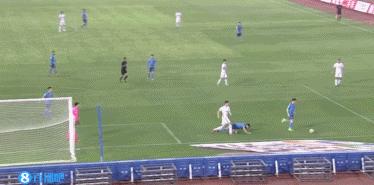 足球场上老被爆头怎么办,足球场上十大惨烈瞬间