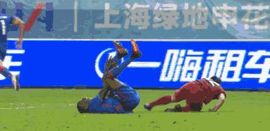 足球被爆头,足球守门员被爆头