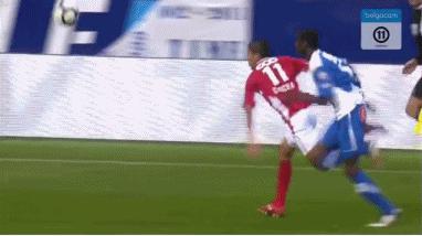 足球守门被爆头,足球守门员被爆头