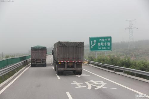 这些交通标线你能认全吗,这些路上的指示牌你一定要认识