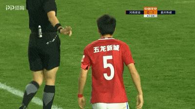 犯规还有理了！30岁悍将背后铲人送点，竟还理直气壮的指着裁判骂