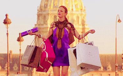 女生背2万元的包,女孩背一千和一万的包