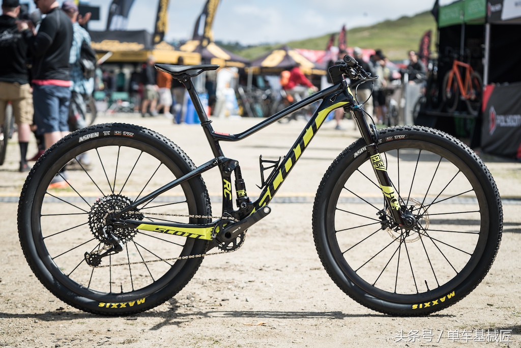 很粗的辐条公路车碳纤维轮组,一体轮和辐条轮山地车