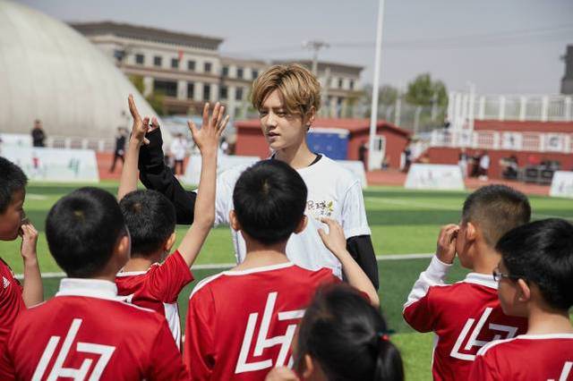 鹿晗加入职业足球队,鹿晗为中国足球增添一份力量