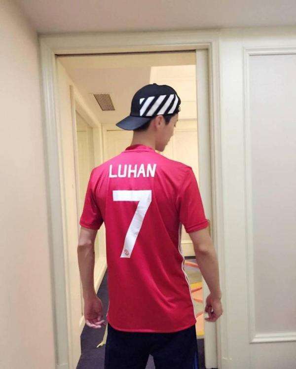 鹿晗加入职业足球队,鹿晗为中国足球增添一份力量